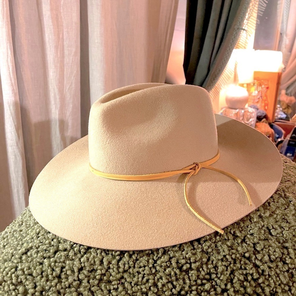 Mormon housewives style Phenix tan genuineā 100% cream wool hat with leather tie